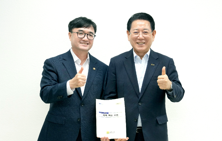김영록 전남지사(오른쪽)는 16일 임기근 기재부 2차관을 만나 전남 현안을 건의했다. 전라남도 제공 