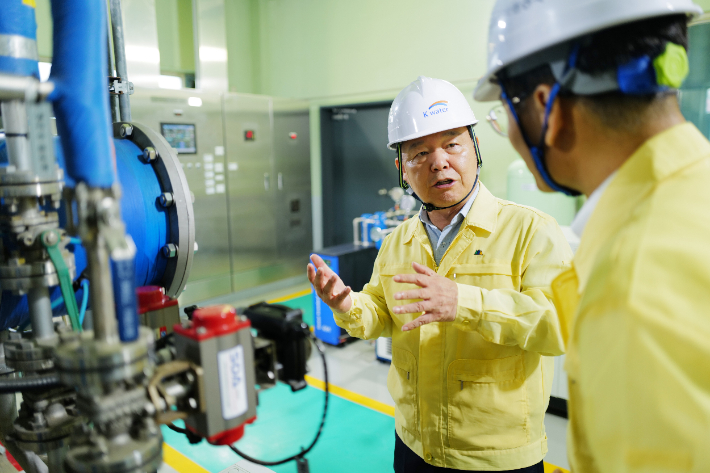 윤석대 한국수자원공사 사장이 경북 고령군 소재 고령 광역정수장의 고도정수처리 시설에서 후오존 설비를 점검하고 있다. 수자원공사 제공