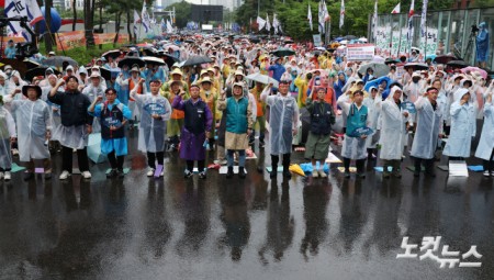 전국민주노동조합총연맹이 16일 오후 서울 여의도 국회의사당 앞에서 2025 총파업 대회를 열고 노동조합법 2·3조(노란봉투법) 즉각 개정, 윤석열 정부 반 노동정책 폐기 등을 촉구하고 있다.