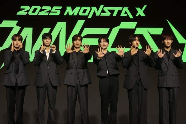 몬스타엑스가 사진 촬영 시간에 포즈를 취하고 있다. 연합뉴스