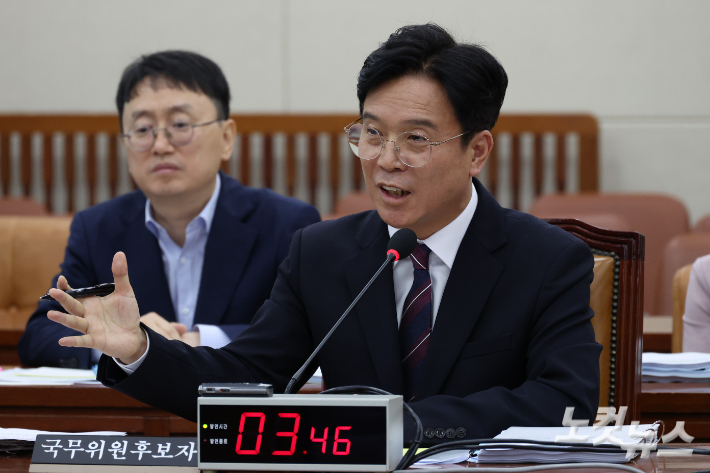 김영훈 고용노동부 장관 후보자가 16일 서울 여의도 국회 환경노동위원회 인사청문회에서 의원 질의에 답변을 하고 있다. 윤창원 기자