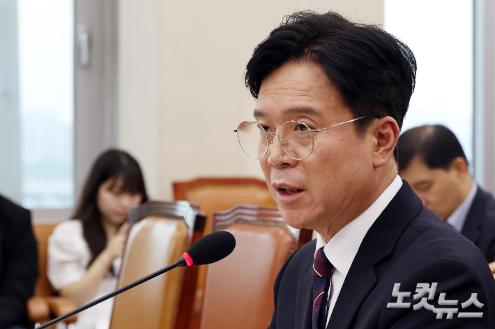 김영훈 고용노동부 장관 후보자가 16일 서울 여의도 국회 환경노동위원회 인사청문회에서 의원 질의에 답변을 하고 있다. 윤창원 기자