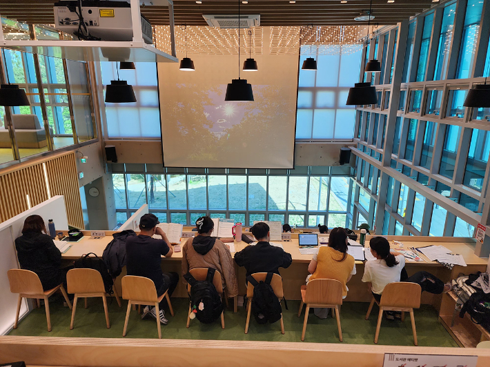 서변숲도서관 계단서가. 대구시 제공
