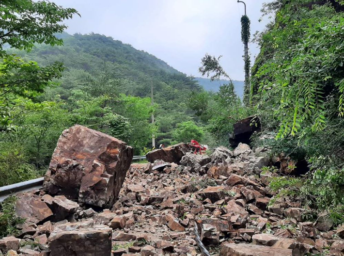 포항 죽장 산사태. 경북소방본부 제공