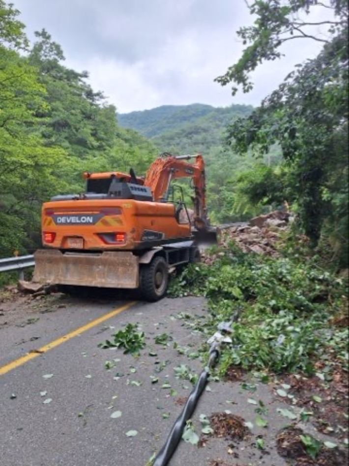 포항 죽장 산사태를 정비하고 있다. 경북소방본부 제공