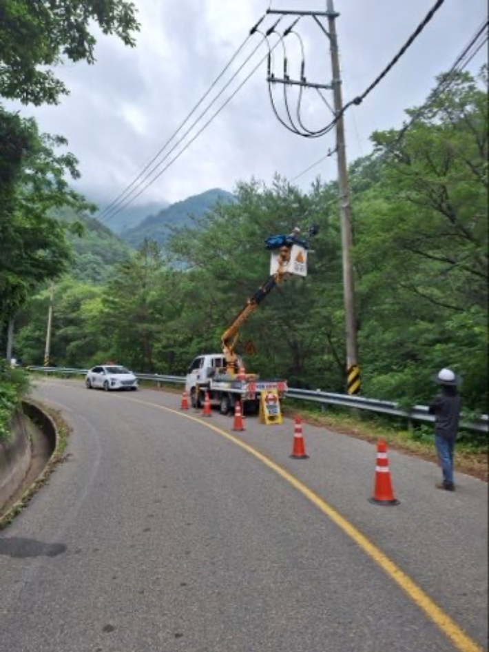포항 죽장 산사태 피해를 복구하고 있다. 경북소방본부 제공