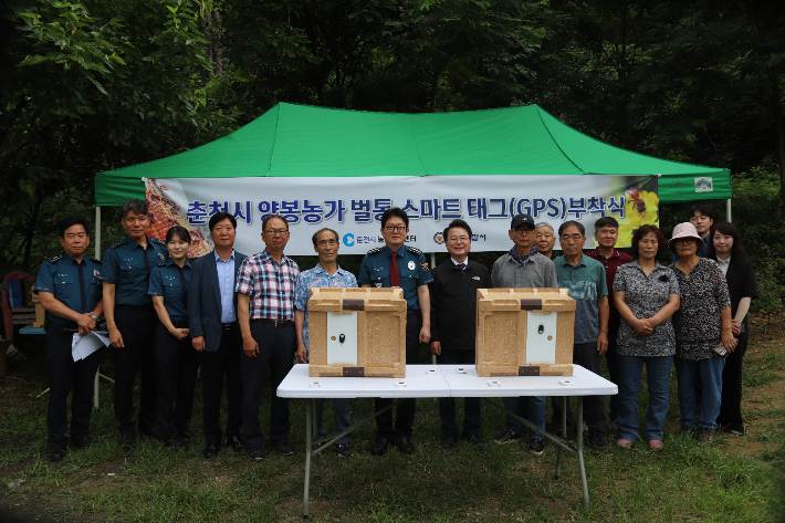 강원 춘천경찰서는 16일 춘천시 동산면 조양리 한 양봉농가에서 벌통 도난 방지를 위한 스마트 태그 시범 부착식을 열었다. 춘천경찰서 제공