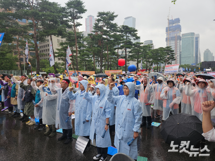 16일 오후 서울 여의도 국회의사당 앞에서 민주노총의 '온전한 노조법 2·3조 개정, 윤석열 정권 반노동 정책 폐기, 노정교섭 쟁취' 총파업대회가 진행되고 있다. 이원석 기자