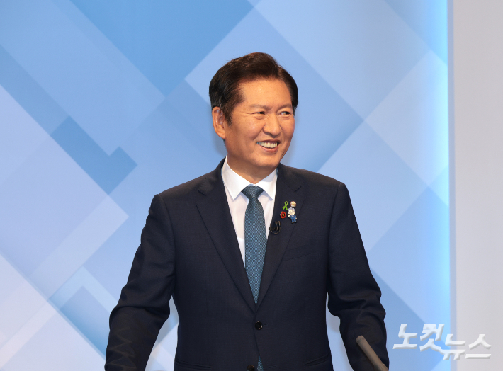 더불어민주당 정청래 당대표 후보가 16일 서울 목동 SBS 스튜디오에서 열린 더불어민주당 당대표 후보 토론회에서 박찬대 후보를 웃으며 바라보고 있다. 국회사진기자단