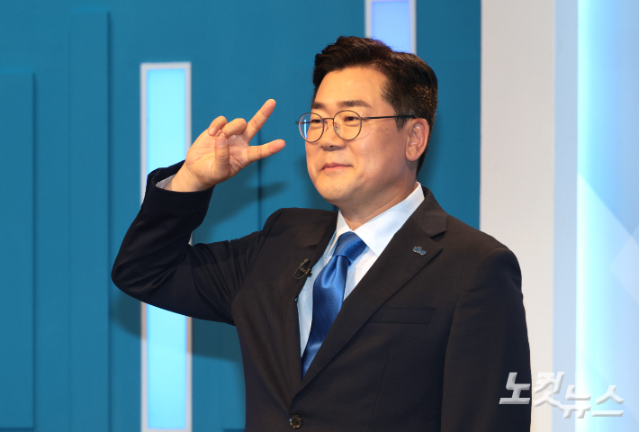 더불어민주당 박찬대 당대표 후보가 16일 서울 목동 SBS 스튜디오에서 열린 더불어민주당 당대표 후보 토론회에 기호 2번 포즈를 취하고 있다. 국회사진기자단