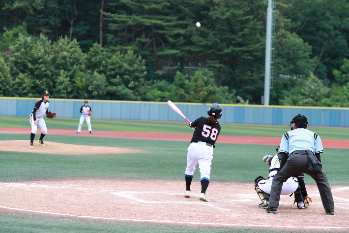 지난해 열린 전국 여자 야구대회 경기. 울진군 제공