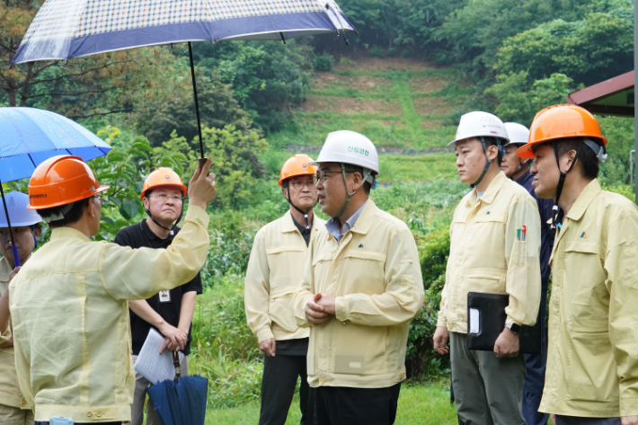 임상섭 산림청장이 16일 경기도 파주시의 산사태 피해 복구지를 찾아 호우에 대비한 산사태 복구상황 등 시설물 관리 현황을 점검했다. 산림청 제공