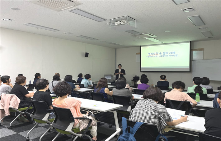 고신대학교 최세윤 교수, 명심보감, 문학 강좌로 지역주민과 소통
