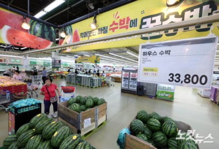 밥상 덮친 '히트플레이션'..수박 한통에 3만원 돌파