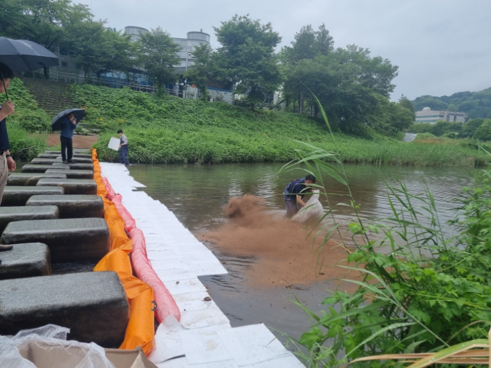 방재 작업 중인 모습. 유성구 제공