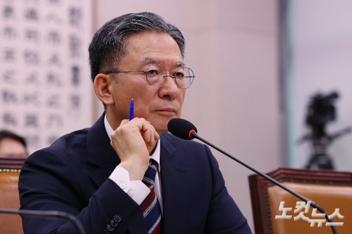 정성호 법무부 장관 후보자가 16일 오전 서울 여의도 국회 법제사법위원회에서 열린 인사청문회에 출석해 의원 질의를 듣고 있다. 류영주 기자