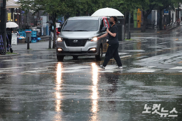 전국 대부분 지역에 비가 내린 16일 오후 서울 여의도 일대에서 우산을 쓴 시민들이 발걸음을 옮기고 있다. 류영주 기자