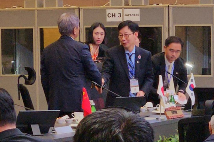 이와야 다케시 일본 외무상과 인사하는 박윤주 외교차관. 연합뉴스