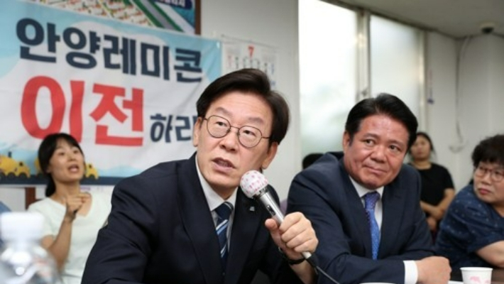 지난 2018년 7월 안양시 만안구 아파트 단지를 방문한 이재명(왼쪽) 당시 경기지사가 근처 아스콘 생산 과정에서 발생하는 악취로 고통받는 지역주민들과 간담회를 하고 있다. 옆에 최대호 안양시장이 앉아 있다. 연합뉴스