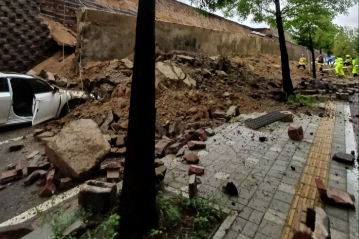 경기 오산에서 고가도로 옹벽이 무너지며 흙더미가 차량 2대를 덮쳤다. 경기소방재난본부 제공