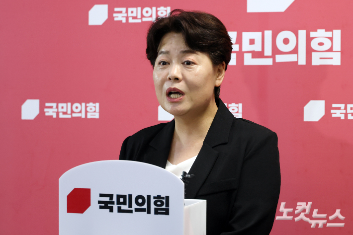 국민의힘 윤희숙 혁신위원장이 9일 서울 여의도 국회에서 취재진의 질문에 답변을 하고 있다. 윤창원 기자