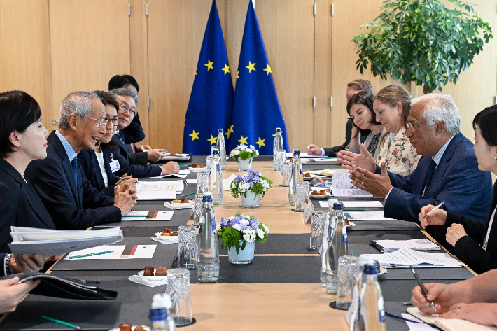 대통령 EU 특사단장인 윤여준 전 환경부 장관과 안토니우 코스타 EU 정상회의 상임의장이 15일(현지시간) 벨기에 브뤼셀에서 주요 인사들과 면담하고 있다. 외교부 제공