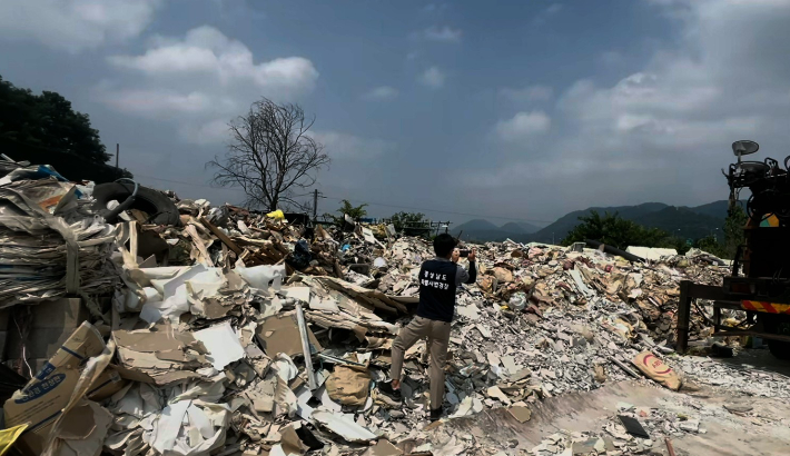 폐기물 무단 방치. 경남도청 제공 