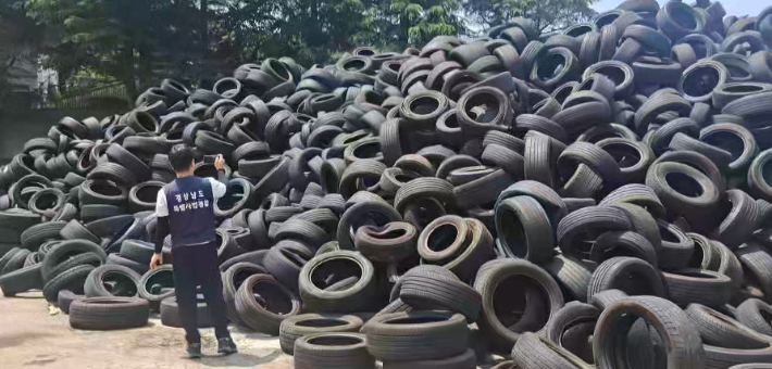 폐기물 무단 방치. 경남도청 제공 