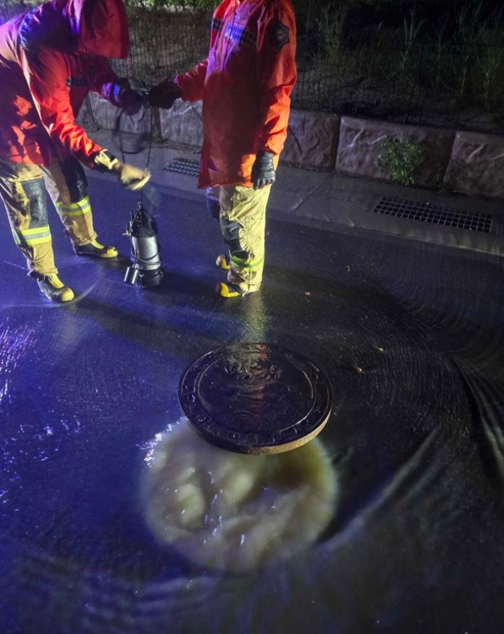 지난 16일 오후 10시 27분쯤 춘천시 동내면 거두리에서 맨홀이 역류했다는 신고가 접수돼 소방당국이 조치에 나섰다. 강원소방본부 제공