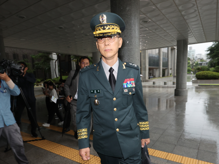 김용대 드론작전사령관이 17일 내란특검 사무실이 마련된 서울 서초구 서울고검에 조사를 받기 위해 출석하고 있다. 연합뉴스