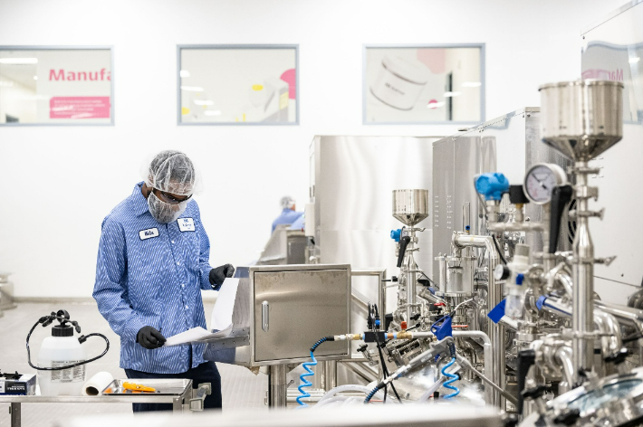 콜마USA 제2공장에서 현지 직원이 화장품을 제조하고 있다. 한국콜마 제공