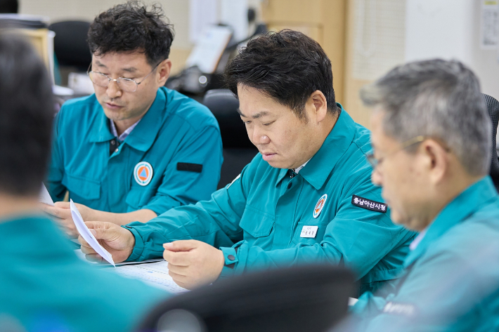 오세현 아산시장(오른쪽 두번째)이 재난안전상황실을 찾아 상황보고를 받고 있다. 아산시 제공