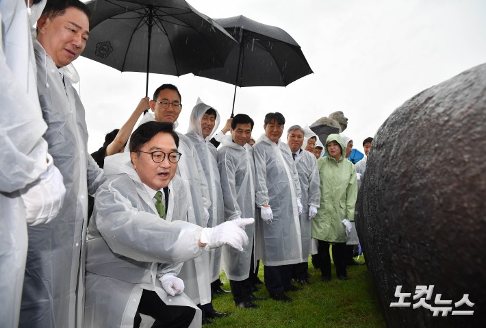 상징석 글귀 읽는 국회의장