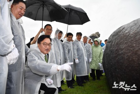 상징석 글귀 읽는 국회의장