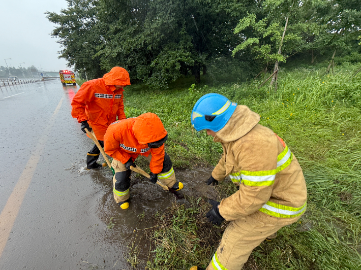 지난 16일 오후 2시 12분쯤 전주시 덕진구 용정동의 한 배수로에서 물이 역류해 소방이 조치했다. 전북소방본부 제공