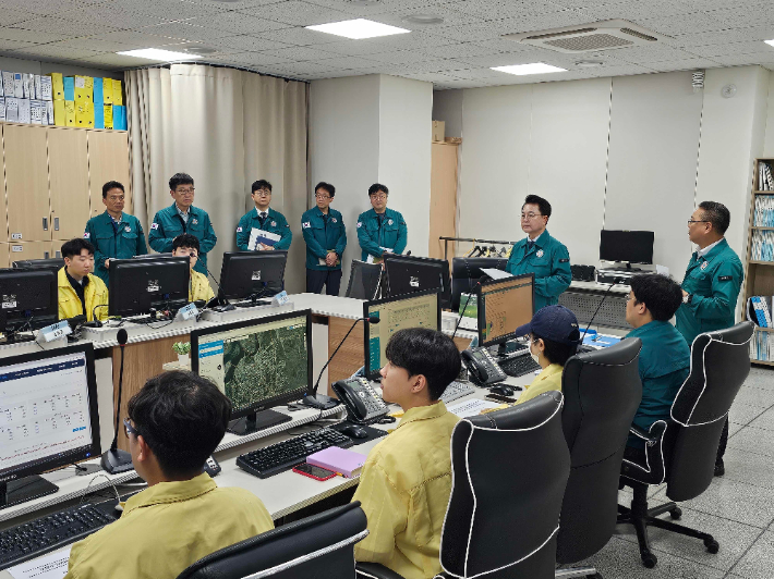 육동한 시장은 17일 오전 재난상황실을 찾아 상황판단회의를 주재, 대응상황을 점검하고 피해 최소화를 당부했다. 춘천시 제공