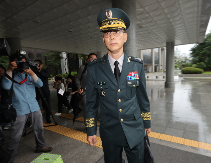 김용대 드론작전사령관이 17일 내란특검 사무실이 마련된 서울 서초구 서울고검에 조사를 받기 위해 출석하고 있다. 연합뉴스