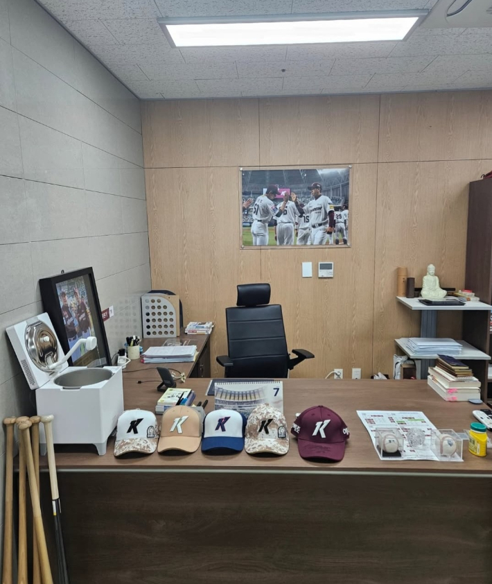 키움 히어로즈에서 해임된 홍원기 전 감독이 자신의 소셜미디어에 등록한 감독실 사진. 홍원기 전 감독 SNS 캡처