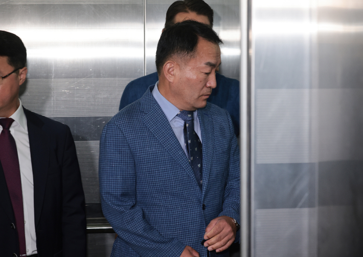 김계환 전 해병대 사령관이 채상병 사건 수사방해 의혹 관련 2차 조사를 받기 위해 17일 서울 서초구 순직해병특검 사무실로 향하고 있다. 연합뉴스