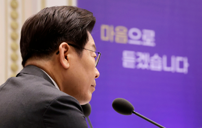 이재명 대통령이 16일 청와대 영빈관에서 '기억과 위로, 치유의 대화' 사회적 참사 유가족 간담회를 하며 유가족 발언을 듣고 있다. 연합뉴스