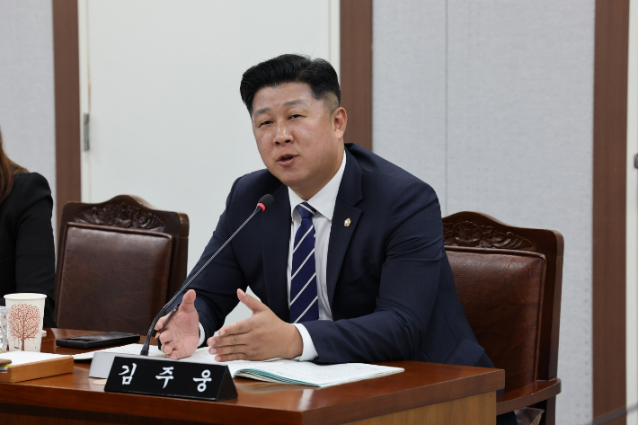 김주웅 전남도의원이 최근 전남도 농업기술원 업무보고를 받고 질의하고 있다. 전남도의회 제공