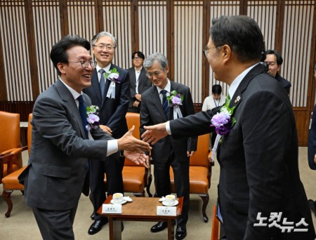 악수하는 국회의장-국무총리
