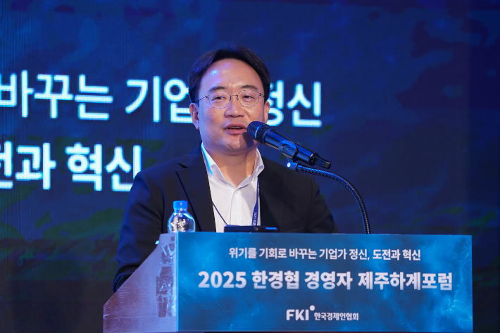 현동진 현대자동차 로보틱스랩장이 17일 제주 롯데호텔에서 열린 '2025 한경협 CEO 제주하계포럼'에서 '사람을 위한 공간과 Interactive 기술, Robotics'를 주제로 발표하고 있다. 한경협 제공