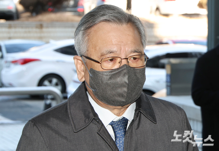 대장동 사건과 관련해 민간업자들에게 청탁을 대가로 금품을 수수한 혐의로 재판에 넘겨진 박영수 전 특별검사. 류영주 기자