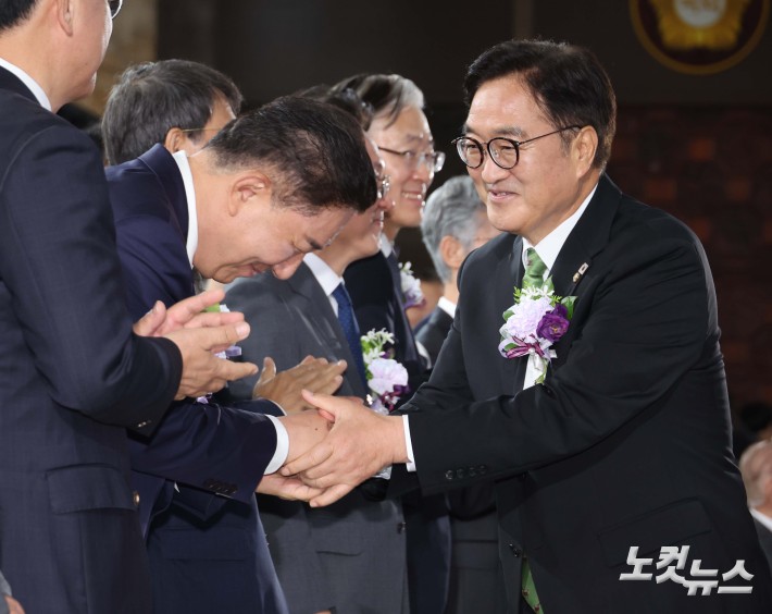 악수하는 우원식-김병기