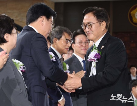 악수하는 우원식-송언석