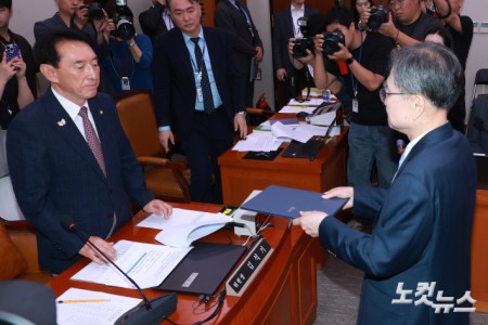 조현 외교부 장관 후보자가 17일 서울 여의도 국회에서 열린 외교통일위원회 인사청문회에서 김석기 위원장에게 선서문을 전달하고 있다.