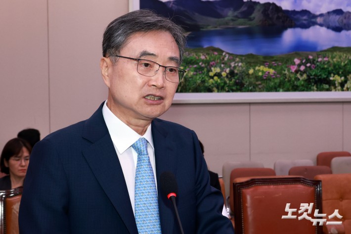 조현 외교부 장관 후보자가 17일 서울 여의도 국회에서 열린 외교통일위원회 인사청문회에서 모두발언을 하고 있다.