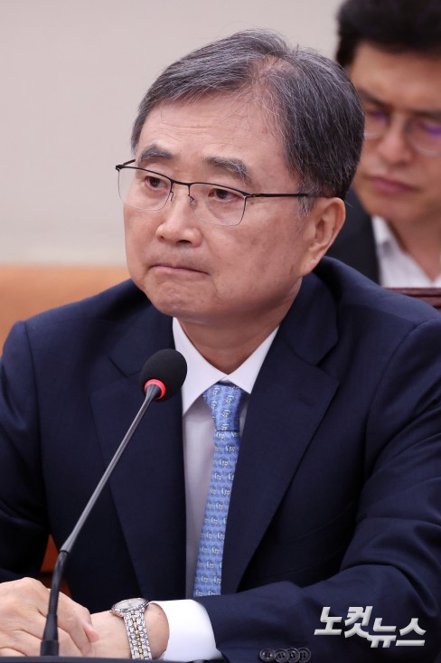 조현 외교부 장관 후보자가 17일 서울 여의도 국회에서 열린 외교통일위원회 인사청문회에서 의원 질의를 받고 있다.