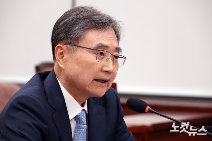 조현 외교부 장관 후보자가 17일 서울 여의도 국회에서 열린 외교통일위원회 인사청문회에서 의원 질의에 답변을 하고 있다.